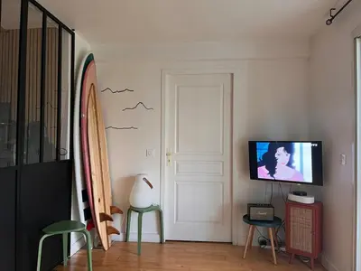 Télévision ou salle de divertissement dans l'établissement Capbreton, Hossegor, beautiful apartment with pool