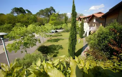 Jardin de l'établissement Appartement n 24 pour 4 à 6 personnes plages à pied