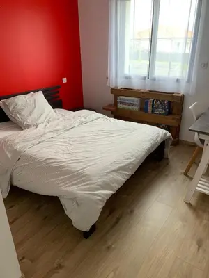 Un ou plusieurs lits dans un hébergement de l'établissement Maison cosy proche forêt
