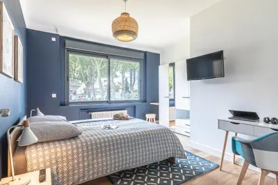 Télévision ou salle de divertissement dans l'établissement HOSSEA Appart Hôtel Signature 10 min Océan