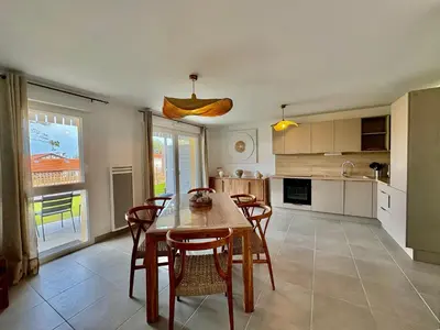 Cuisine ou kitchenette dans l'établissement Appartement 4 étoiles à 600m de l'Océan