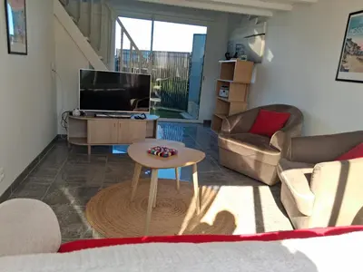 Télévision ou salle de divertissement dans l'établissement La Colline