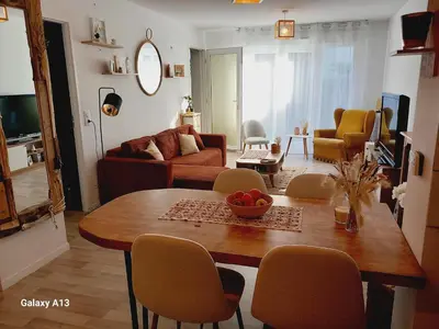 Télévision ou salle de divertissement dans l'établissement Appartement T2 Capbreton - Jardinet - Terrasse - Parking couvert
