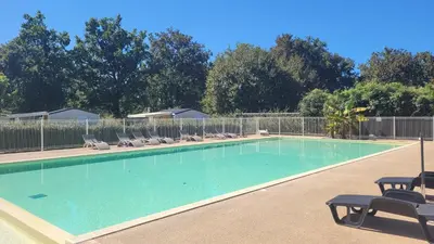 Piscine de l'établissement Joli Mobilhome 4 personnes proche Mimizan océan et lac ou située à proximité