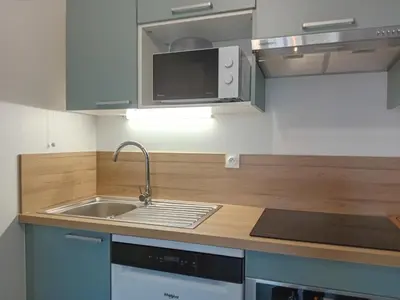 Cuisine ou kitchenette dans l'établissement Appartement charmant proche plage avec terrasse et parking - FR-1-239-1119