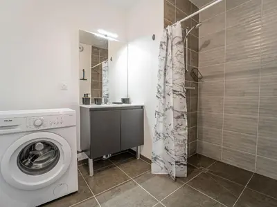 Salle de bains dans l'établissement Appartement T3 neuf à Mimizan, 4 pers, proche centre, jardinet, parking inclus - FR-1-50-173