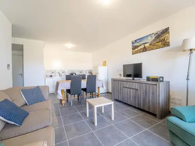 Télévision ou salle de divertissement dans l'établissement Appartement T3 neuf à Mimizan, 4 pers, proche centre, jardinet, parking inclus - FR-1-50-173