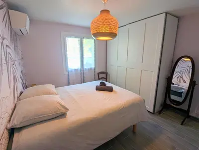 Un ou plusieurs lits dans un hébergement de l'établissement Maison 3 étoiles climatisée, jardin, parking, proche centre et thermes