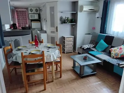 Coin salon dans l'établissement Mobile home camping Etche Zahar Urt