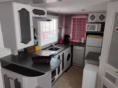 Cuisine ou kitchenette dans l'établissement Mobile home camping Etche Zahar Urt