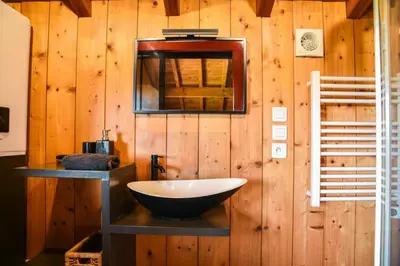 Salle de bains dans l'établissement Villa éco-lodge sur pilotis - Piscine, Vélo, Plancha - entre Bayonne et Hossegor