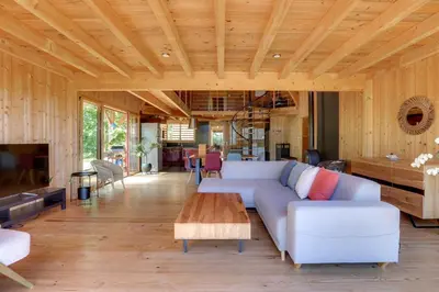 Coin salon dans l'établissement Villa éco-lodge sur pilotis - Piscine, Vélo, Plancha - entre Bayonne et Hossegor