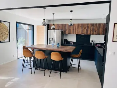 Cuisine ou kitchenette dans l'établissement New house, everything within walking distance, swimming pool