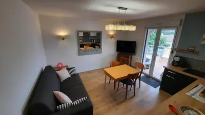 Télévision ou salle de divertissement dans l'établissement L'appartement Verdalle, proche de la plage de La Hume
