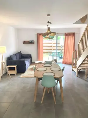 Coin salon dans l'établissement New house 10 min from the beach