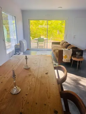 Coin salon dans l'établissement modern appartement with private garden & shared pool