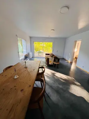 Coin salon dans l'établissement modern appartement with private garden & shared pool