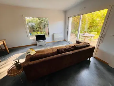 Coin salon dans l'établissement modern appartement with private garden & shared pool