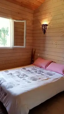 Un ou plusieurs lits dans un hébergement de l'établissement Maison chalet Soustons