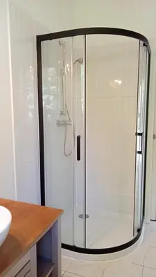 Salle de bains dans l'établissement Maison chalet Soustons