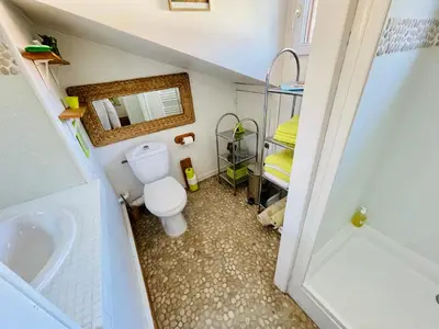 Salle de bains dans l'établissement Soimi, villa 4 chambres, petite piscine, plages a pieds