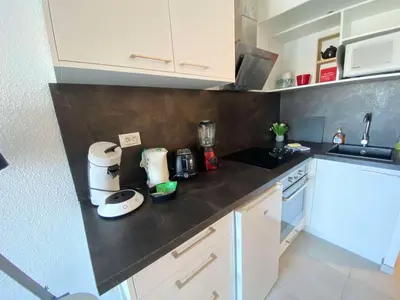 Cuisine ou kitchenette dans l'établissement Agréable studio 7 au penon proche plages