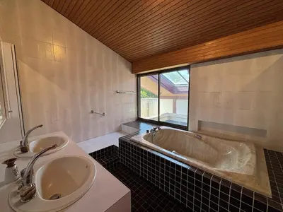 Salle de bains dans l'établissement Maison Landaise d'Architecte - 8 Pers - Biscarrosse Bourg - FR-1-319-609