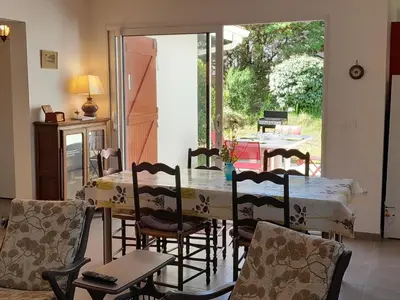 Coin salon dans l'établissement Maison spacieuse à Capbreton, proche port et plages, jusqu'à 6 personnes - FR-1-239-1122