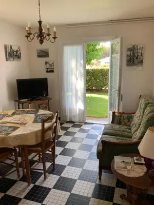 Télévision ou salle de divertissement dans l'établissement Appartement à Capbreton en bordure de forêt
