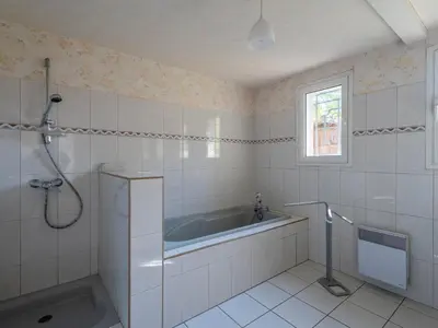 Salle de bains dans l'établissement Spacieuse maison 3 chambres à Biscarrosse pour 6 personnes - FR-1-319-610