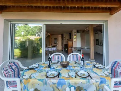 Coin salon dans l'établissement Spacieuse maison 3 chambres à Biscarrosse pour 6 personnes - FR-1-319-610