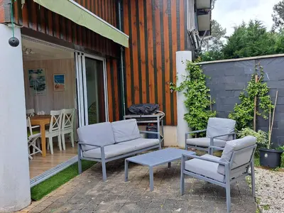 Terrasse ou espace extérieur de l'établissement Maison de vacances avec Jacuzzi proche du Lac de Biscarrosse - FR-1-831-12