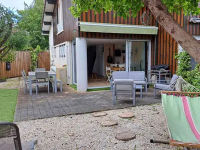 Jardin de l'établissement Maison de vacances avec Jacuzzi proche du Lac de Biscarrosse - FR-1-831-12