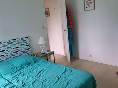 Un ou plusieurs lits dans un hébergement de l'établissement Maison de vacances avec Jacuzzi proche du Lac de Biscarrosse - FR-1-831-12