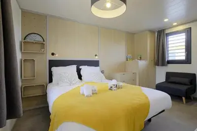 Un ou plusieurs lits dans un hébergement de l'établissement Bungalow à quinze minutes des plages