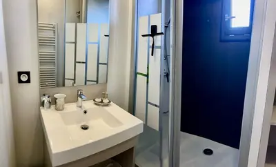 Salle de bains dans l'établissement Bungalow à quinze minutes des plages