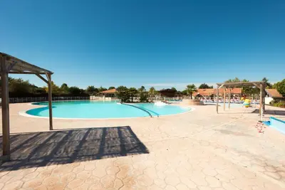 Piscine de l'établissement Mobil Home 458 Siblu La Réserve Gastes ou située à proximité