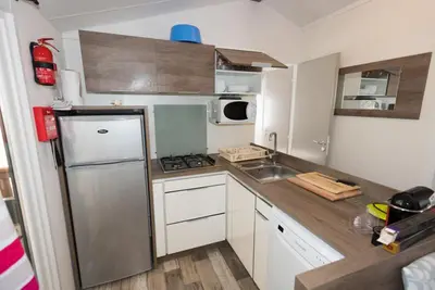 Cuisine ou kitchenette dans l'établissement Mobil Home 458 Siblu La Réserve Gastes