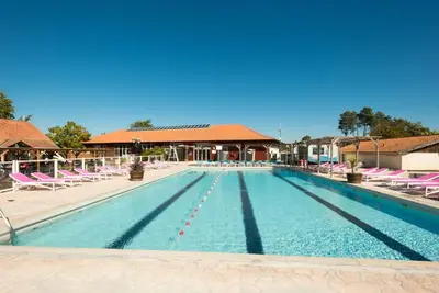 Piscine de l'établissement Mobil Home 458 Siblu La Réserve Gastes ou située à proximité