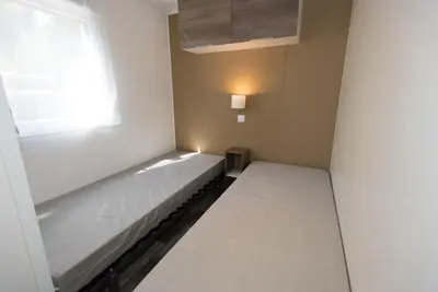 Un ou plusieurs lits dans un hébergement de l'établissement Mobil Home 458 Siblu La Réserve Gastes