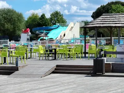Piscine de l'établissement Mobilhome La Réserve - 3 ch - 6 pers - Terrasse ou située à proximité