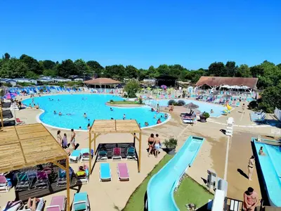 Piscine de l'établissement Mobilhome La Réserve - 3 ch - 6 pers - Terrasse ou située à proximité