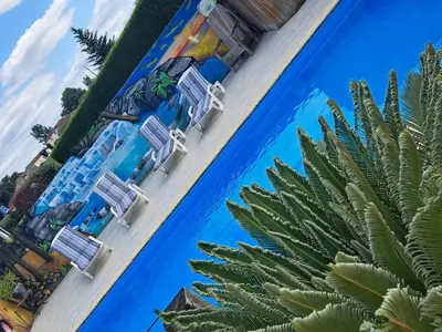Piscine de l'établissement La Maison du Bonheur ou située à proximité