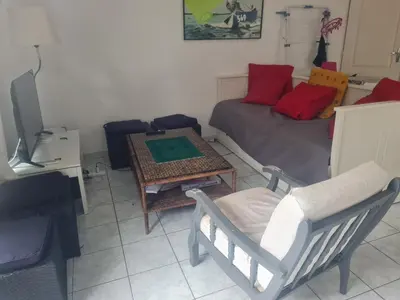 Télévision ou salle de divertissement dans l'établissement Petite maison du samedi au samedi