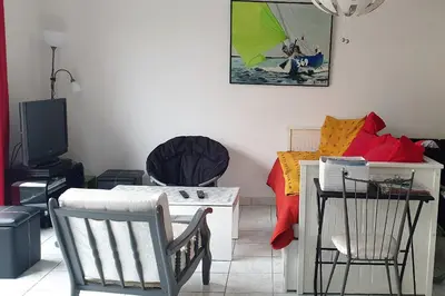 Télévision ou salle de divertissement dans l'établissement Petite maison du samedi au samedi