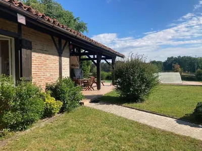 Jardin de l'établissement Gavial - Grande maison avec piscine