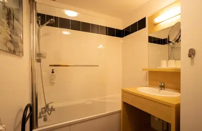 Salle de bains dans l'établissement L'Esprit Landes - Ideal famille - piscine intérieur chauffée et extérieure
