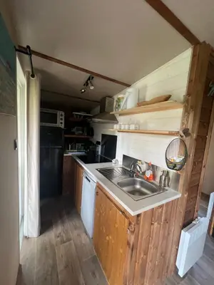 Cuisine ou kitchenette dans l'établissement Mobil home G11 tout confort