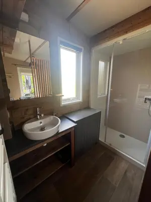 Salle de bains dans l'établissement Mobil home G11 tout confort