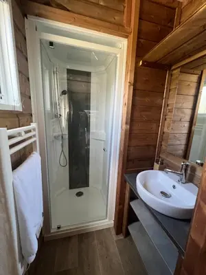 Salle de bains dans l'établissement Mobil home G11 tout confort
